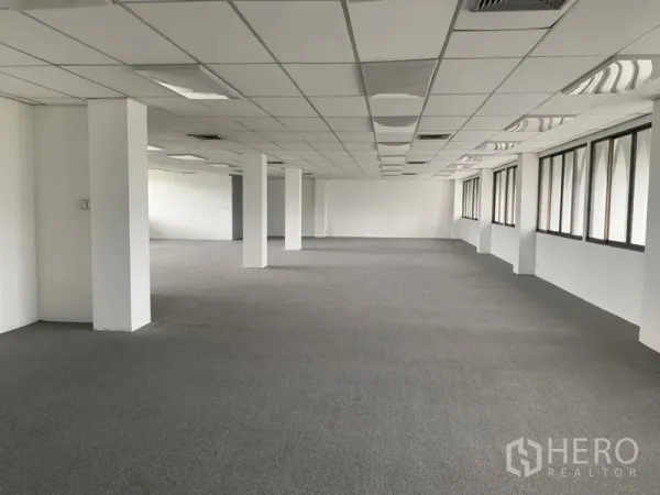 สำนักงาน ให้เช่าในRatchathewi, Bangkok - พื้นที่สำนักงานทรงสี่เหลี่ยมยาว มีเสาหลายต้น ปูพรม และหน้าต่างเรียงตัวรับแสงธรรมชาติ