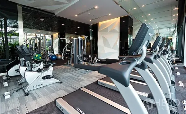 Condominium for rent in Ratchathewi, Bangkok - Fully equipped fitness center with treadmills, weights and floor-to-ceiling mirrors