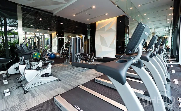 Condominium for rent in Ratchathewi, Bangkok - Fully equipped fitness center with treadmills, weights and floor-to-ceiling mirrors