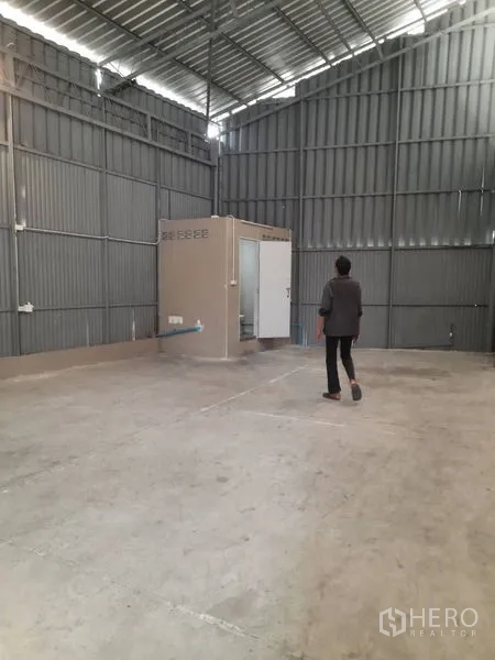 คลังสินค้า ให้เช่าในSathon, Bangkok - พื้นที่เก็บสินค้าช่วงเสากว้าง เพดานสูง พร้อมบล็อกห้องน้ำภายใน
