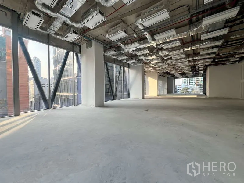 办公空间 出租 - 超大开放式办公楼层，裸露管线天花与落地玻璃，眺望城市建筑