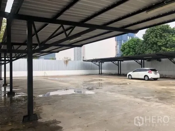 ที่ดิน ให้เช่าในPhra Khanong, Bangkok - ลานคอนกรีตมีหลังคาเหล็ก พร้อมรั้วรอบ ใกล้วิวเมืองพระโขนง