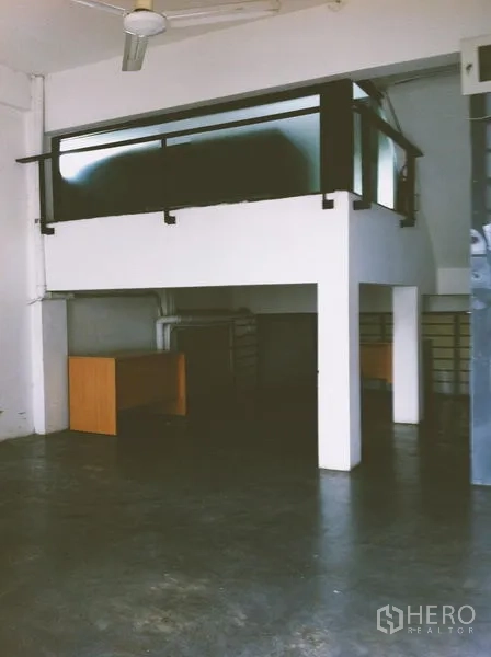 สำนักงานที่บ้าน ให้เช่าในChatuchak, Bangkok - สตูดิโอแบบเปิดพร้อมชั้นลอย พื้นคอนกรีต และโต๊ะบิวท์อิน