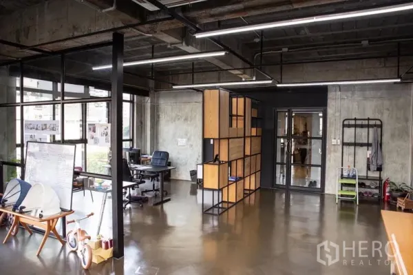 สำนักงาน ให้เช่าในKhlong Toei, Bangkok - พื้นที่ทำงานโมเดิร์น เพดานเปลือยพร้อมไฟ LED ประตูและผนังกระจก หน้าต่างขนาดใหญ่ และฉากกั้นชั้นไม้-เหล็ก