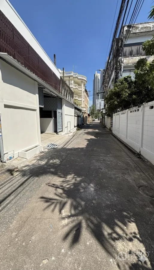 คลังสินค้า ให้เช่าหรือขายในKhlong San, Bangkok - ซอยเงียบย่านคลองสาน มีทางเข้าโกดังและอาคารเตี้ยท่ามกลางแดด