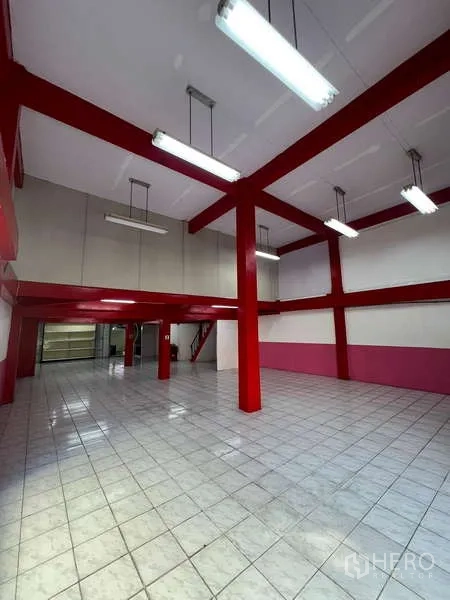 อาคารพาณิชย์ ให้เช่าในSuan Luang, Bangkok - มุมมองอีกด้านของโถงสูง มีศักยภาพทำชั้นลอยและคานสีแดง