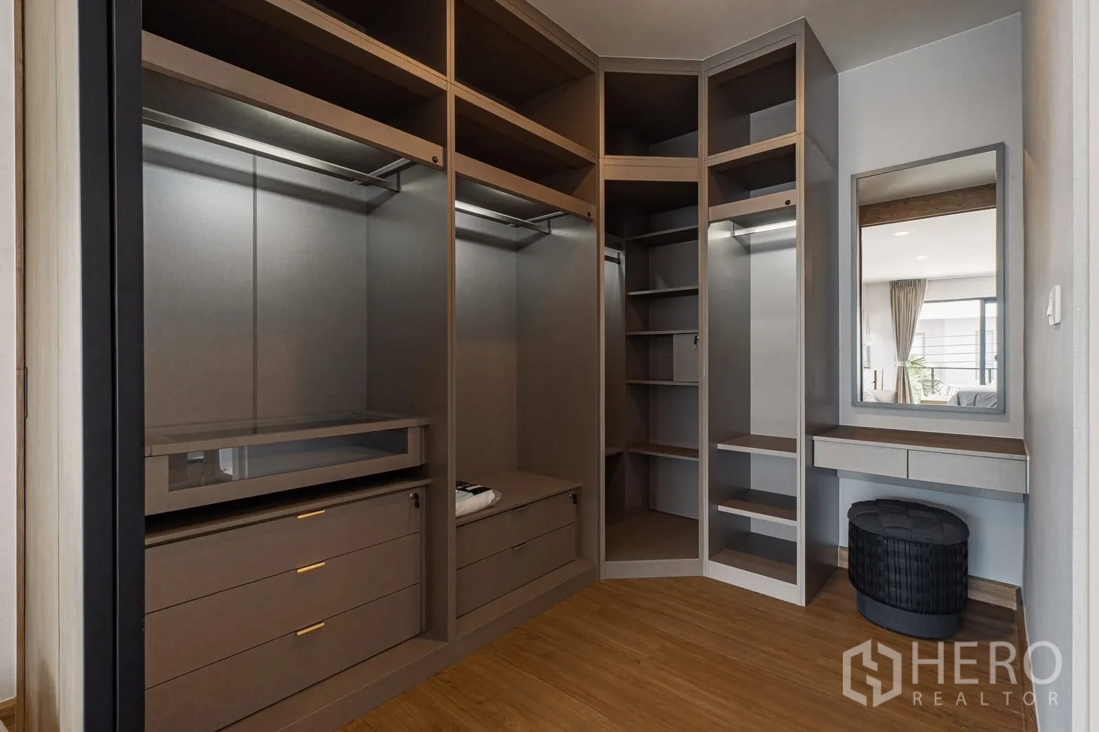 Detached House for rent in Bang Phli, Samut Prakan - Large built-in walk-in closet with shelves, drawers, and vanity.