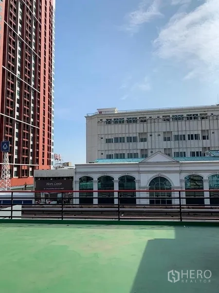 อาคารพาณิชย์ ให้เช่าในKhlong Toei, Bangkok - ดาดฟ้ากว้างมุมมองเมือง เห็นอาคารโดยรอบใต้ท้องฟ้าสดใส