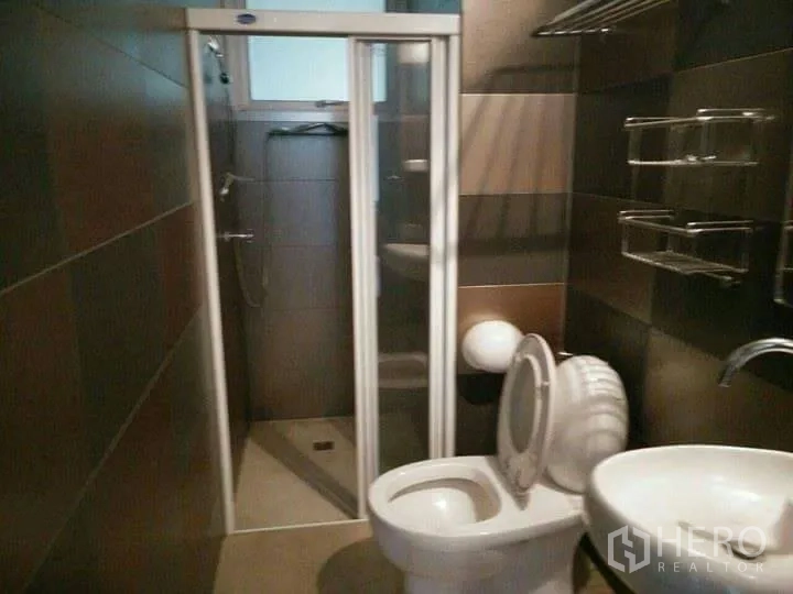 คอนโด ให้เช่าในRatchathewi, Bangkok - ห้องน้ำสไตล์โมเดิร์น พร้อมตู้ shower กระจก โถสุขภัณฑ์ และอ่างล้างหน้า