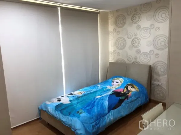 คอนโด ให้เช่าในKhlong Toei, Bangkok - ห้องนอนอบอุ่นด้วยวอลเปเปอร์ลายกราฟิก เตียงเดี่ยว และม่านม้วนกันแสง