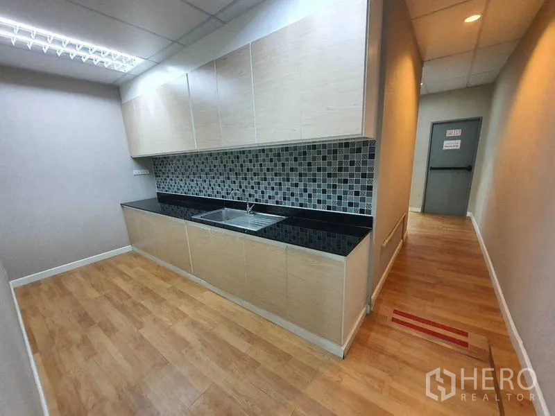 สำนักงาน ให้เช่าในDin Daeng, Bangkok - โซนแพนทรีพร้อมตู้บิลท์อิน อ่างล้างจาน และกระเบื้องลายโมเสก