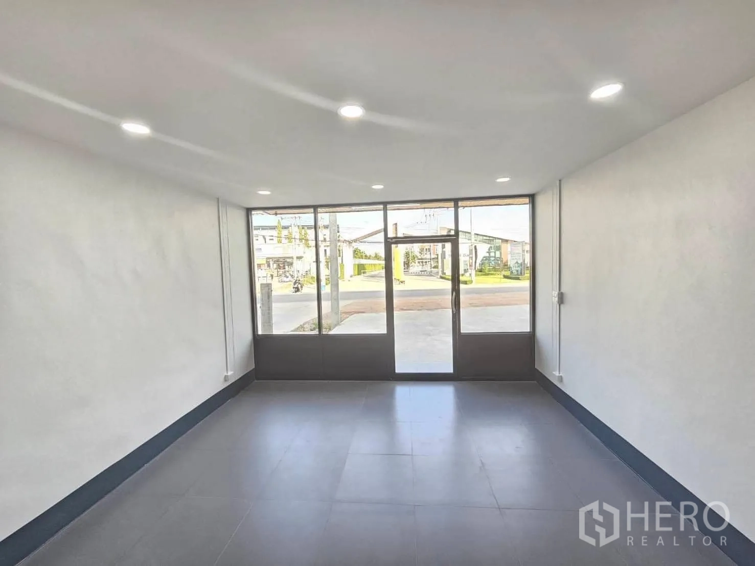 คลังสินค้า ให้เช่าในLam Luk Ka, Pathum Thani - ห้องออฟฟิศสว่างด้วยไฟดาวน์ไลต์ และประตูกระจกเต็มบาน