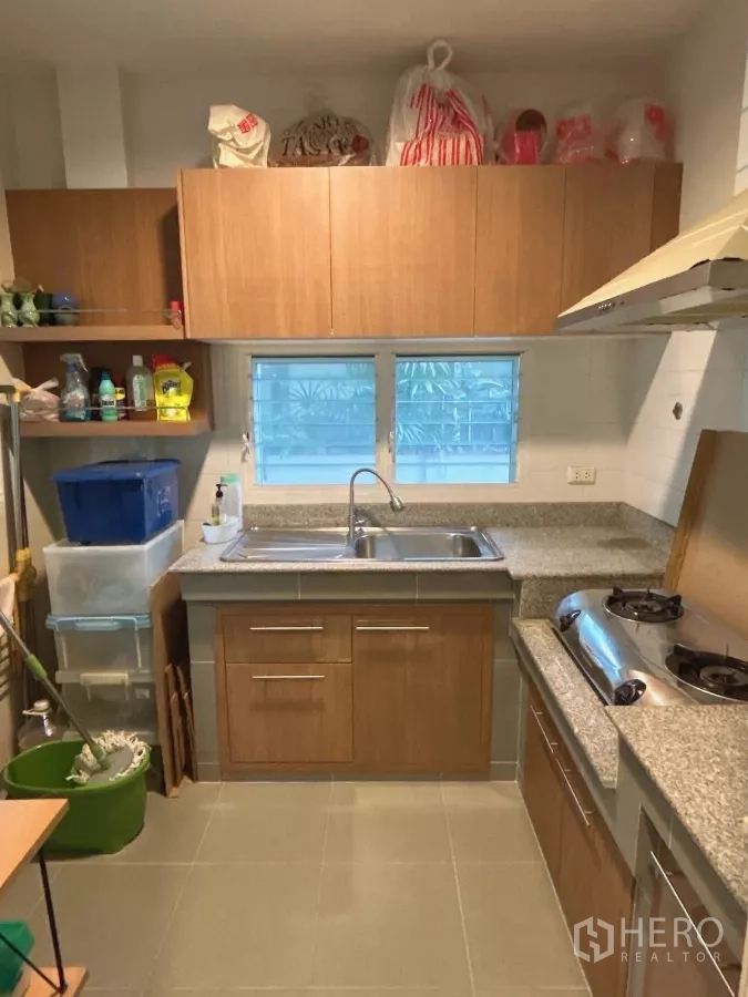 บ้าน ขายในBang Kapi, Bangkok - ครัวไทยแยก เคาน์เตอร์หินแกรนิต อ่างล้างจานคู่ และตู้ไม้บิวท์อิน