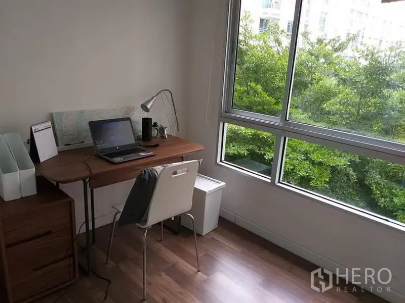 คอนโด ให้เช่าในWatthana, Bangkok - ห้องทำงานหรือห้องนอนที่สอง โต๊ะทำงาน หน้าต่างกว้าง มองเห็นวิวต้นไม้