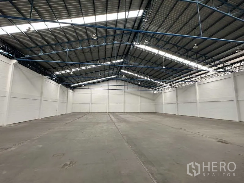 โรงงาน ให้เช่าในBang Phli, Samut Prakan - ภายในโกดังแบบไร้เสา พื้นที่ใช้งานกว้างสว่างจากสกายไลท์