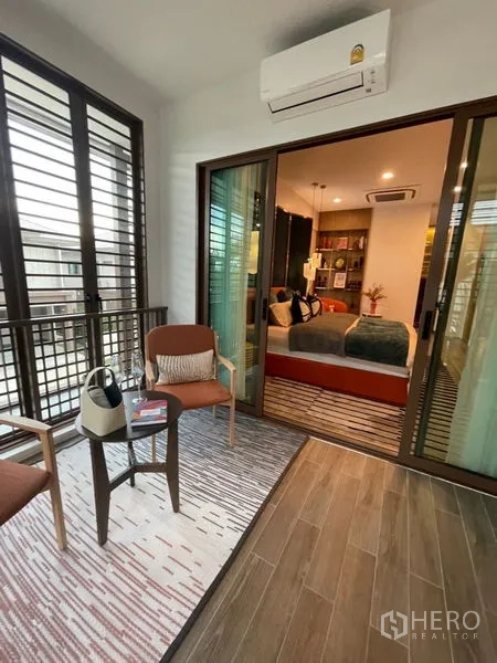 บ้าน ขายในBang Kapi, Bangkok - ระเบียงนั่งเล่นมีหลังคา ชุดโต๊ะเก้าอี้ ประตูบานเลื่อน และพื้นลายไม้