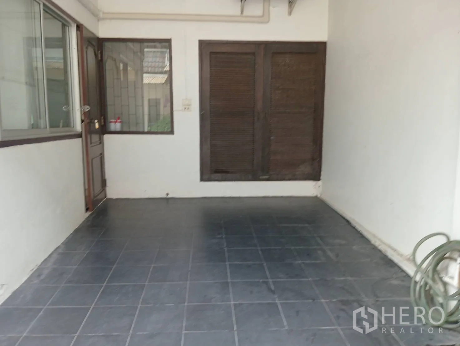 สำนักงานที่บ้าน ให้เช่าในKhlong Toei, Bangkok - พื้นที่จอดรถในร่ม ปูพื้นกระเบื้อง พร้อมประตูทางเข้าด้านข้าง