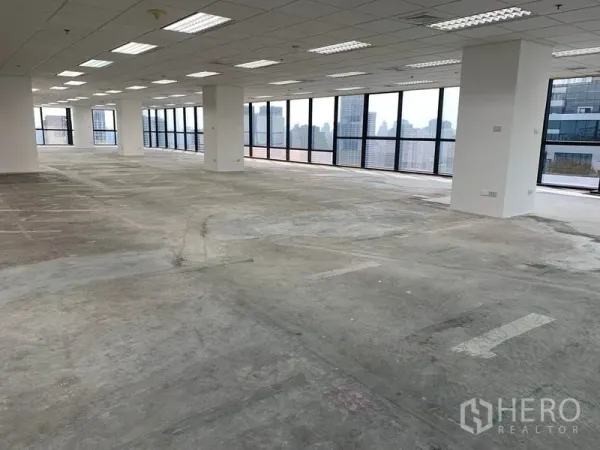 สำนักงาน ให้เช่าในRatchathewi, Bangkok - พื้นที่สำนักงานกว้าง มีเสาค้ำและผนังสีขาว มองเห็นวิวเมือง เหมาะต่อการตกแต่ง