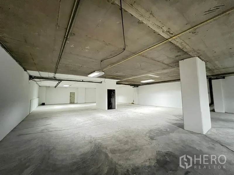 办公空间 出租 - 带结构柱与管线的开放式毛坯办公空间