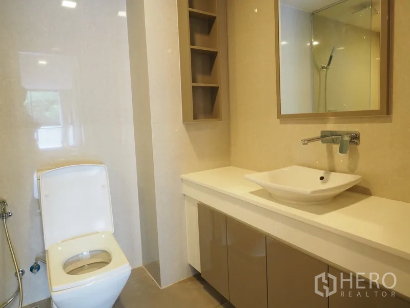 คอนโด ให้เช่าในWatthana, Bangkok - ห้องน้ำอีกห้องพร้อมเคาน์เตอร์ซิงก์ขนาดใหญ่ กระจกเงา และโถสุขภัณฑ์ติดกับโซนอาบน้ำ