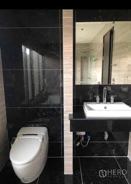 บ้าน ให้เช่าในLat Krabang, Bangkok - ห้องน้ำกรุหินอ่อนสีดำ พร้อมอ่างล้างหน้าและโถสุขภัณฑ์
