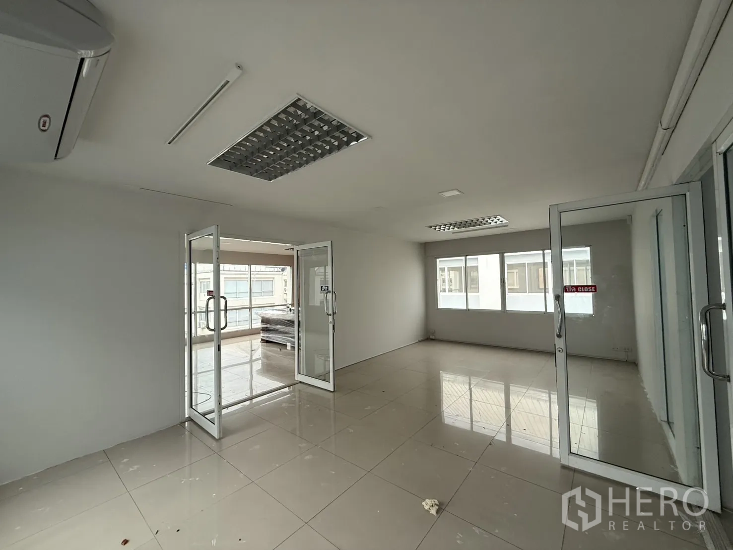 สำนักงาน ให้เช่าในBueng Kum, Bangkok - ห้องประชุมกว้าง มีประตูกระจกและหน้าต่างสองด้าน