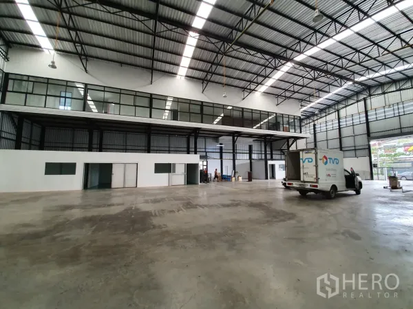 货栈 出租在Bang Khen, Bangkok - 9米挑高的仓库内部，整排玻璃夹层办公室与装卸空间。