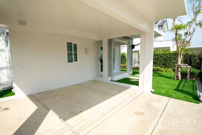 Detached House for rent in Bang Phli, Samut Prakan - Covered parking area for two cars with small lawn beside the house.