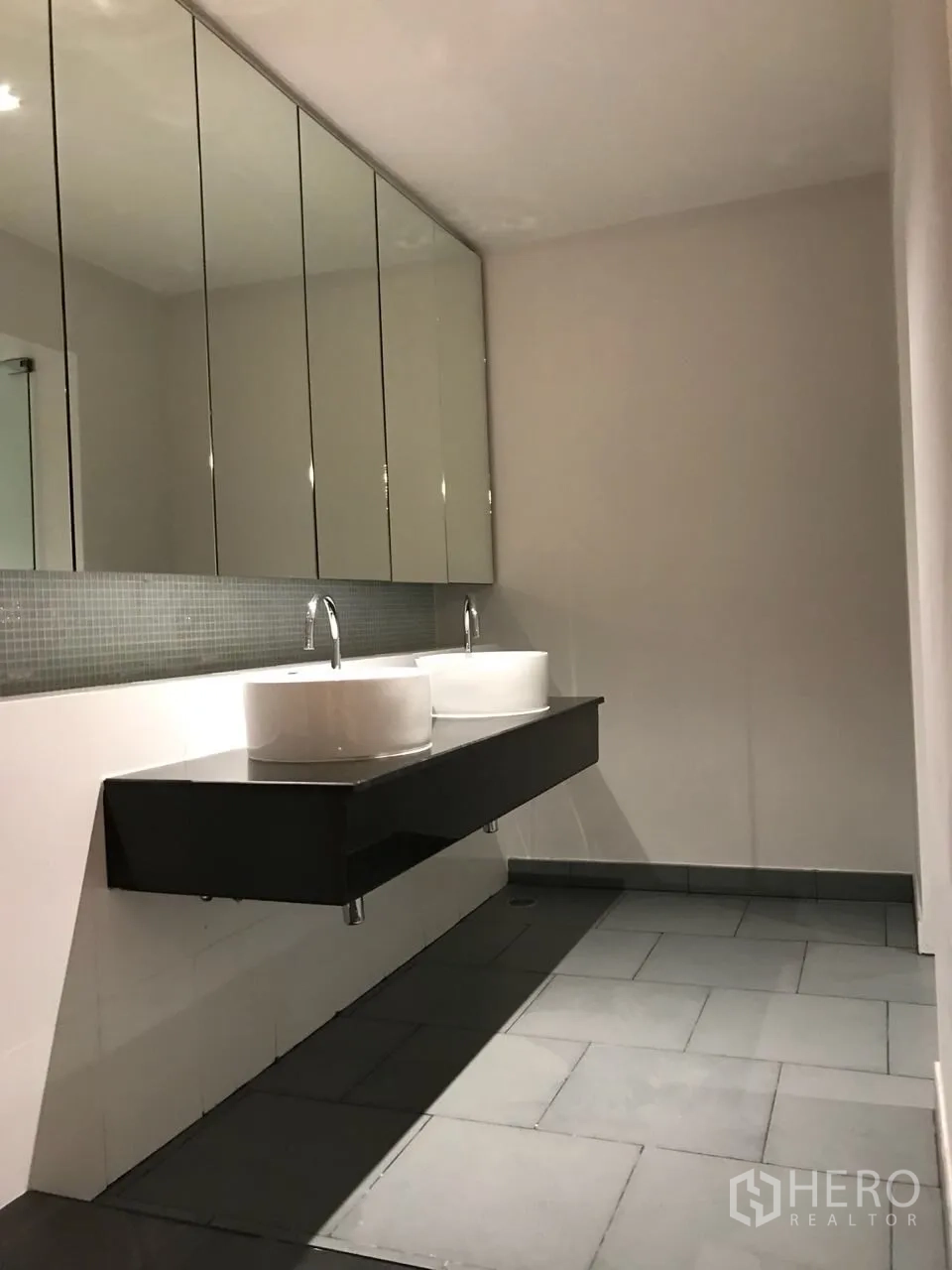 คอนโด ให้เช่าในKhlong Toei, Bangkok - ห้องน้ำโมเดิร์น เคาน์เตอร์ลอยยาว อ่างล้างหน้าคู่ และตู้กระจก
