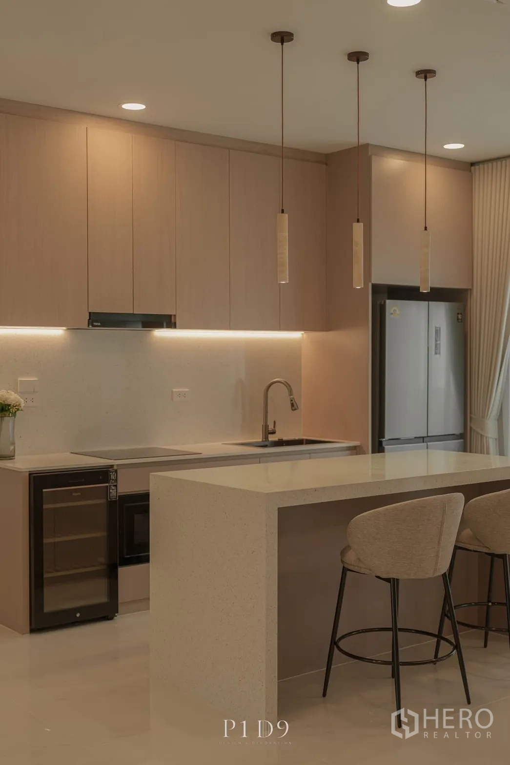 Detached House for rent in Bang Phli, Samut Prakan - Modern kitchen with island breakfast bar, pendant lights and built-in appliances.
