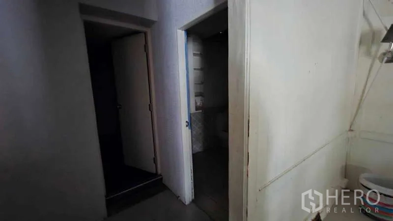 零售空间 出租在Watthana, Bangkok - 走廊，两侧通往卫生间并带一个洗手池