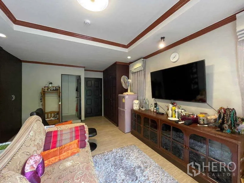 带办公室的家 出租在Watthana, Bangkok - 影音休闲间视角，沙发、地毯与木柜