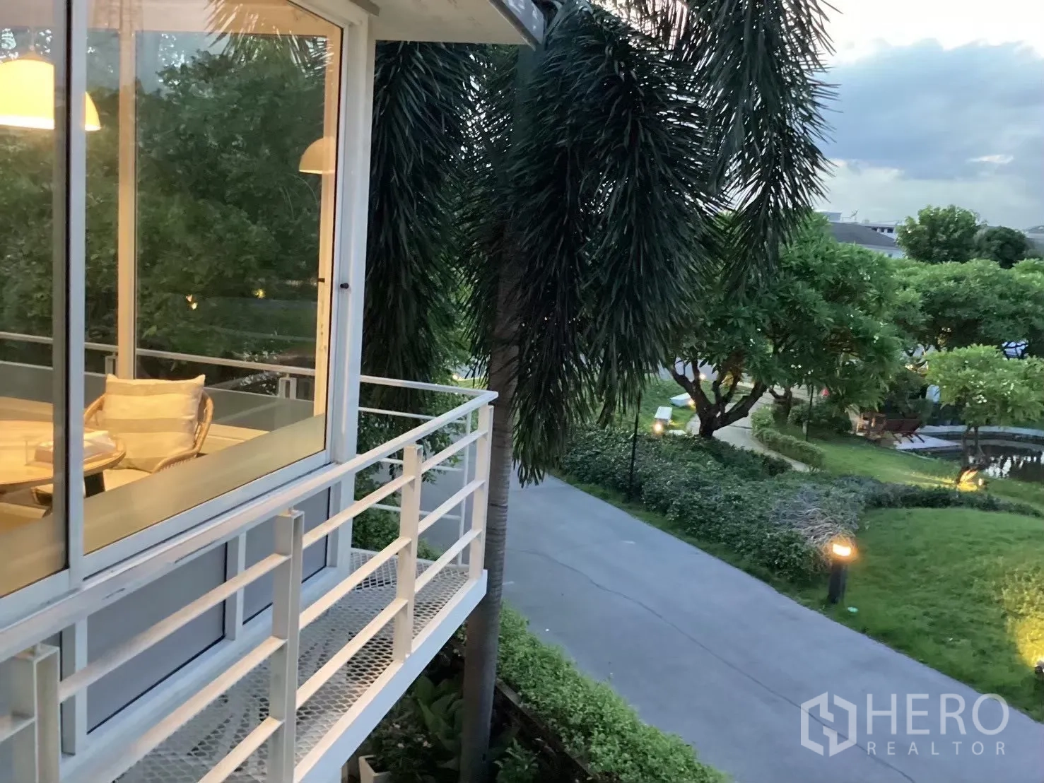 บ้านเดี่ยว for sale in Suan Luang, Bangkok - ระเบียงชั้นบนมองเห็นสวนและพื้นที่สีเขียวของโครงการ