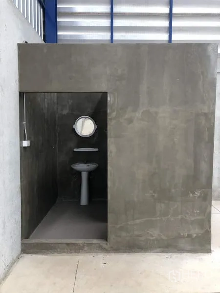 工厂 出租在Lat Lum Kaeo, Pathum Thani - 简约工业卫生间，带台盆与镜子，混凝土隔间。