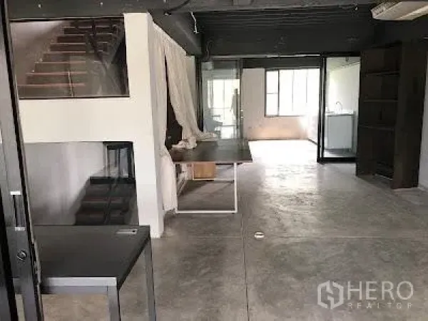 สำนักงานที่บ้าน ให้เช่าในWatthana, Bangkok - ภายในสไตล์ลอฟต์ โครงคานโชว์ ประตูกระจกบานเลื่อนไปยังแพนทรีและชั้นวางของ.