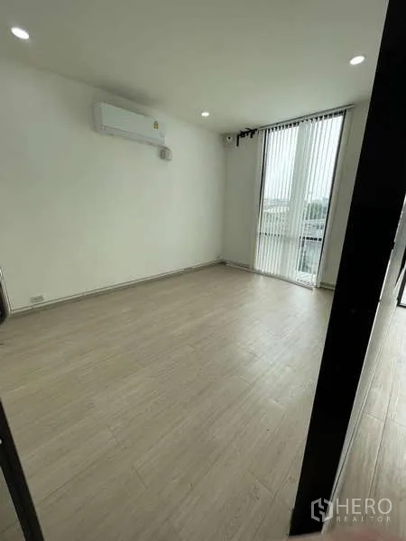 สำนักงานที่บ้าน ให้เช่าหรือขายในWang Thonglang, Bangkok - ห้องทำงานสว่างพื้นไม้โทนอ่อนและหน้าต่างสูง