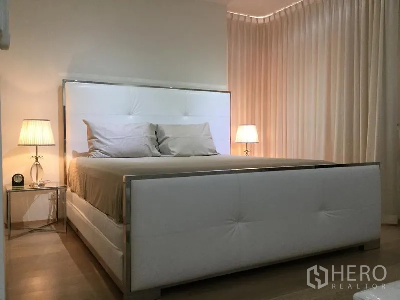 คอนโด ให้เช่าหรือขายในWatthana, Bangkok - ห้องนอนหลักอบอุ่น เตียงบุหนังสีขาวและโคมไฟหัวเตียง