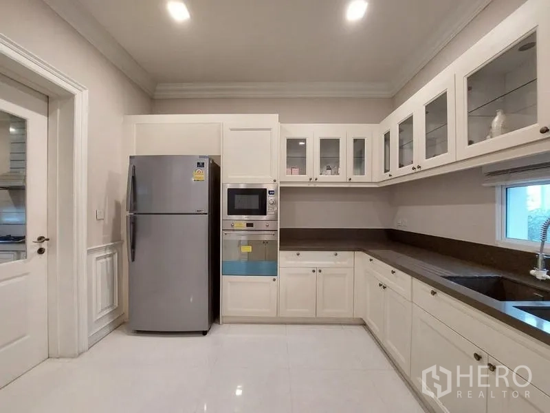 Detached House for rent in Bang Phli, Samut Prakan - Secondary pantry kitchen with white cabinets and built-in oven