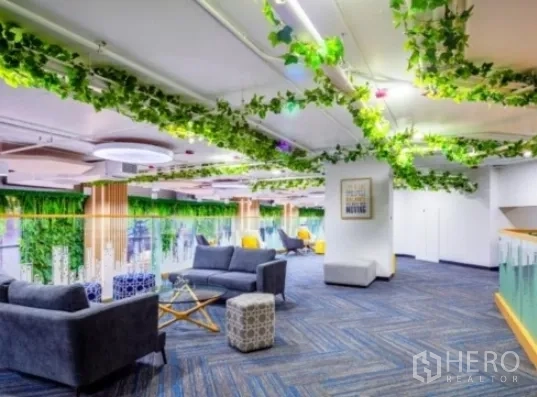 สำนักงาน ให้เช่าในKhlong Toei, Bangkok - มุมพักผ่อนสีสันสดใส พร้อมโซฟา และไม้เลื้อยตกแต่งเพดาน พื้นพรมลาย