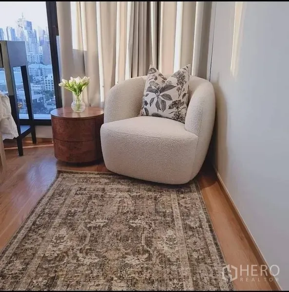 คอนโด ขายในKhlong Toei, Bangkok - มุมอ่านหนังสือพร้อมเก้าอี้ทรงโค้ง โต๊ะข้าง และหน้าต่างวิวเมือง