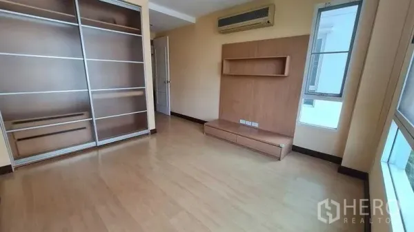 คอนโด ให้เช่าในWatthana, Bangkok - ห้องกว้างพร้อมตู้บานเลื่อนเต็มผนัง ชั้นวางบิลท์อิน เครื่องปรับอากาศ และหน้าต่างมุม