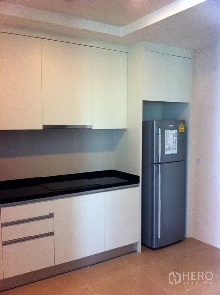 Condominium for rent or sale in Pathum Wan, Bangkok - Modern pantry with built-in cabinets, ceramic cooktop and stainless refrigerator.