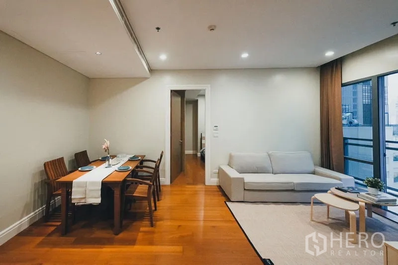 คอนโด ให้เช่าในKhlong Toei, Bangkok - มุมทานอาหารไม้ 4 ที่นั่ง ข้างห้องนั่งเล่นและประตูระเบียง