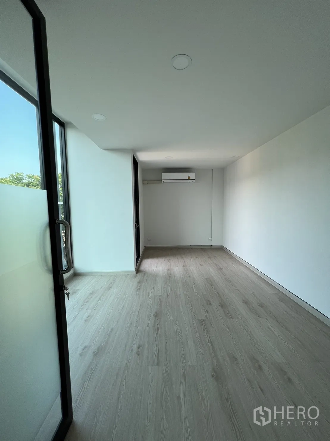 สำนักงานที่บ้าน ให้เช่าในBang Phli, Samut Prakan - ห้องยาวติดระเบียง พื้นไม้ และหน้าต่างสูง