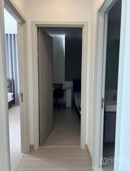 คอนโด ให้เช่าในBang Rak, Bangkok - ทางเดินแสดงทางเข้าห้องนอนสองห้องและห้องน้ำ