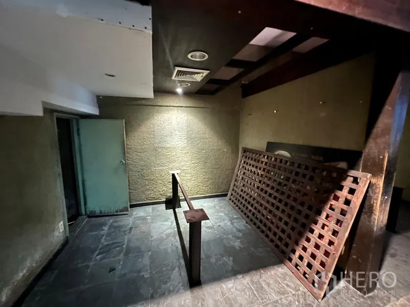 店屋 出售在Bang Rak, Bangkok - 半成品房间，纹理墙、天花梁与木格栅板。