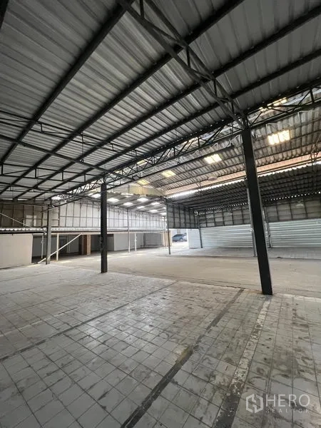 คลังสินค้า ให้เช่าในKhlong Toei, Bangkok - ฮอลล์โกดังกว้าง เพดานสูง มีแผ่นหลังคาโปร่งแสงรับแสงธรรมชาติ