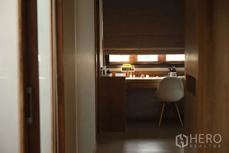 独立式住宅 出租在Lat Phrao, Bangkok - 舒适学习角，靠窗书桌与椅子