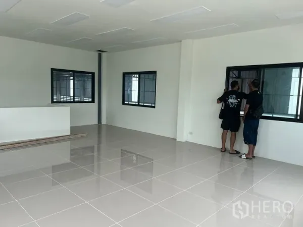 คลังสินค้า ให้เช่าในBang Phli, Samut Prakan - ออฟฟิศชั้นสอง ปูพื้นกระเบื้องเงา หน้าต่างกรอบสีดำมองเห็นคลังสินค้า