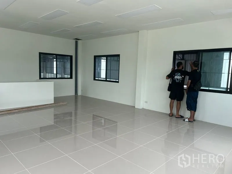 คลังสินค้า ให้เช่าในBang Phli, Samut Prakan - ออฟฟิศชั้นสอง ปูพื้นกระเบื้องเงา หน้าต่างกรอบสีดำมองเห็นคลังสินค้า